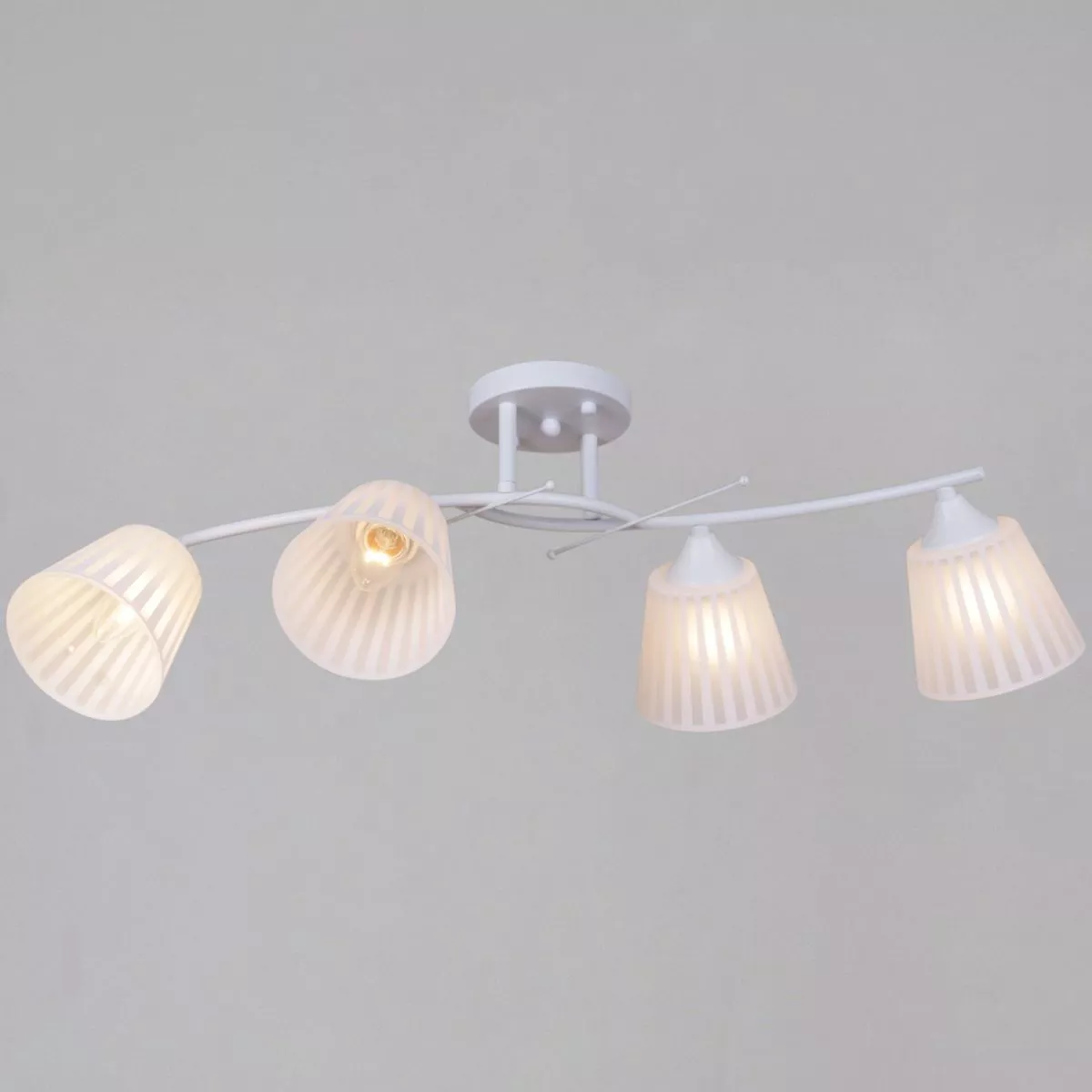 

Потолочная люстра Reluce 82460-0.3-04 WH