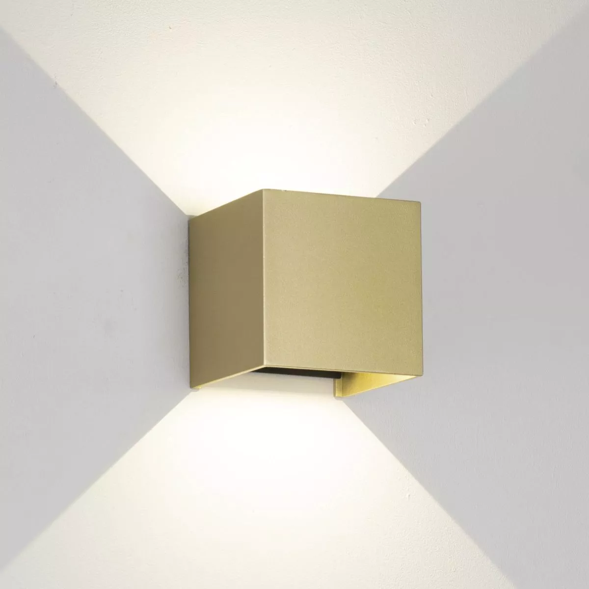 

Настенный светильник Mantra Davos 9226