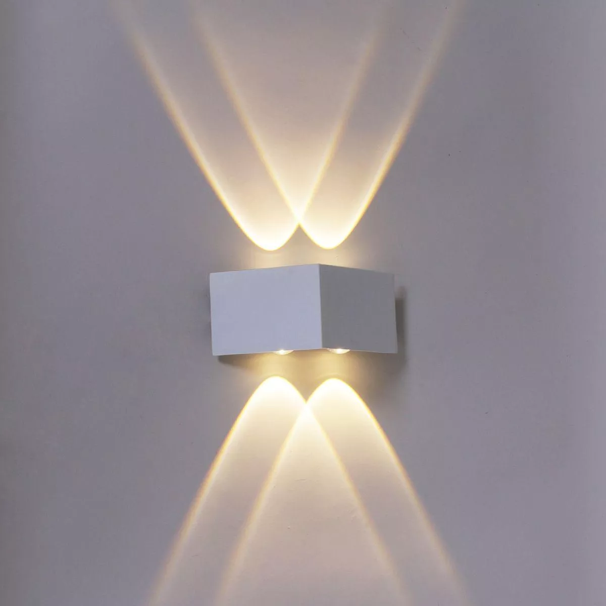 

Уличный настенный светодиодный светильник Reluce 86856-9.2-001KT LED4W WT