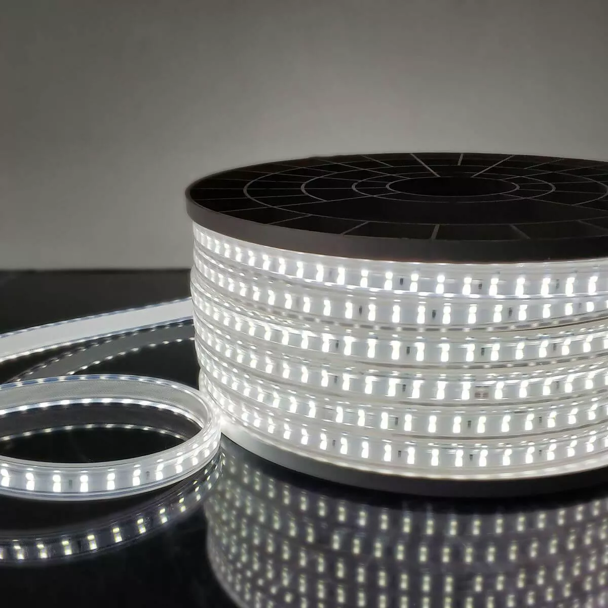 

Светодиодная влагозащищенная лента Elektrostandard 18W/m 180LED/m 2835SMD холодный белый 50M a053653