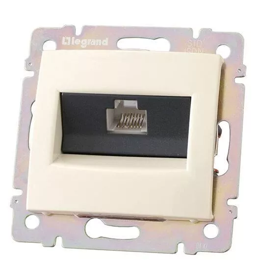 

Розетка компьютерная RJ45 Legrand Valena 5e кат UTP с захватами слоновая кость 774130