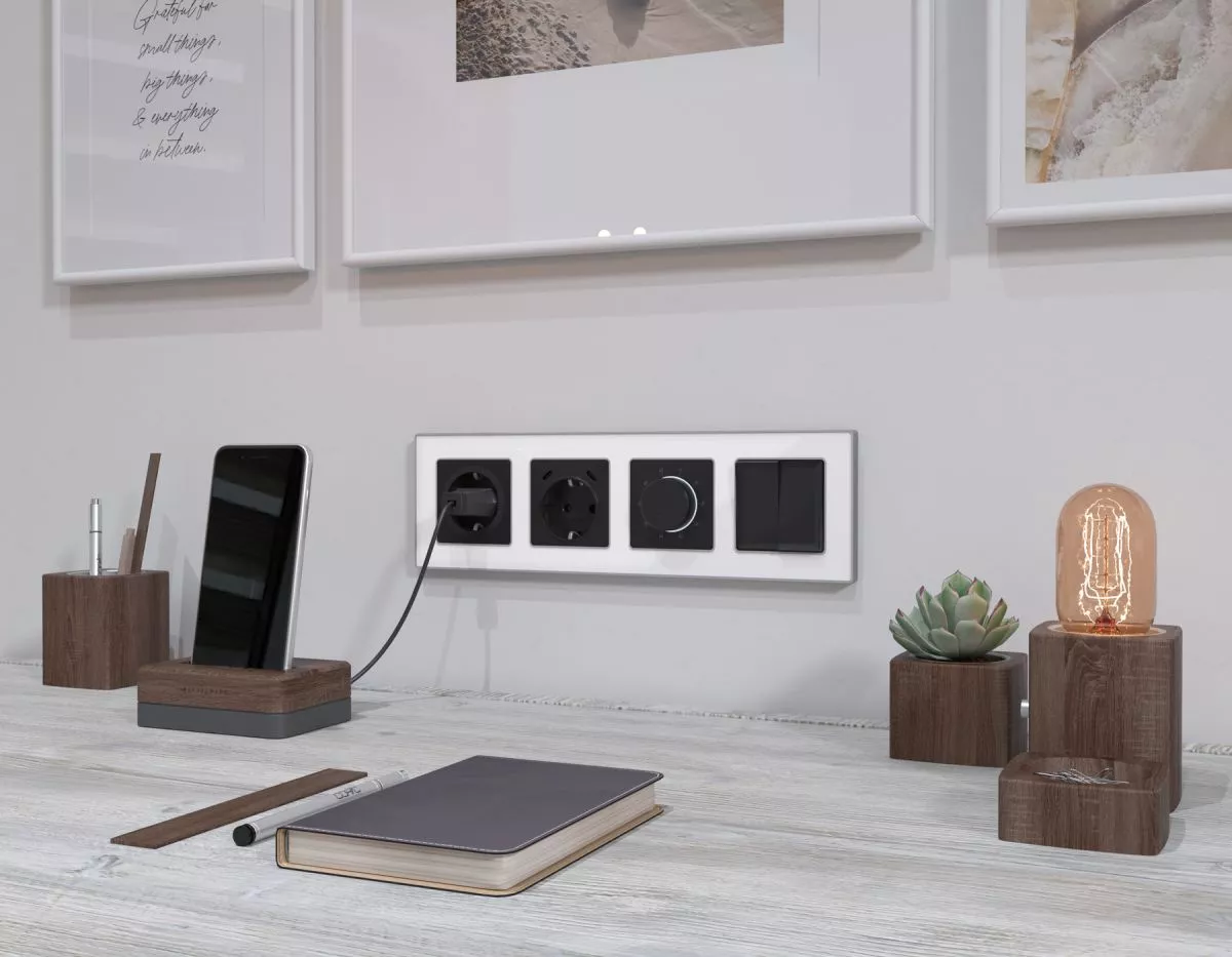 

Комплект механизма электрической розетки 2USB С+C 20W с/з на винтовых зажимах 16A-250V Alfa Черный матовый Quant Ambrella Volt MA810510 (AP8105, VM165)