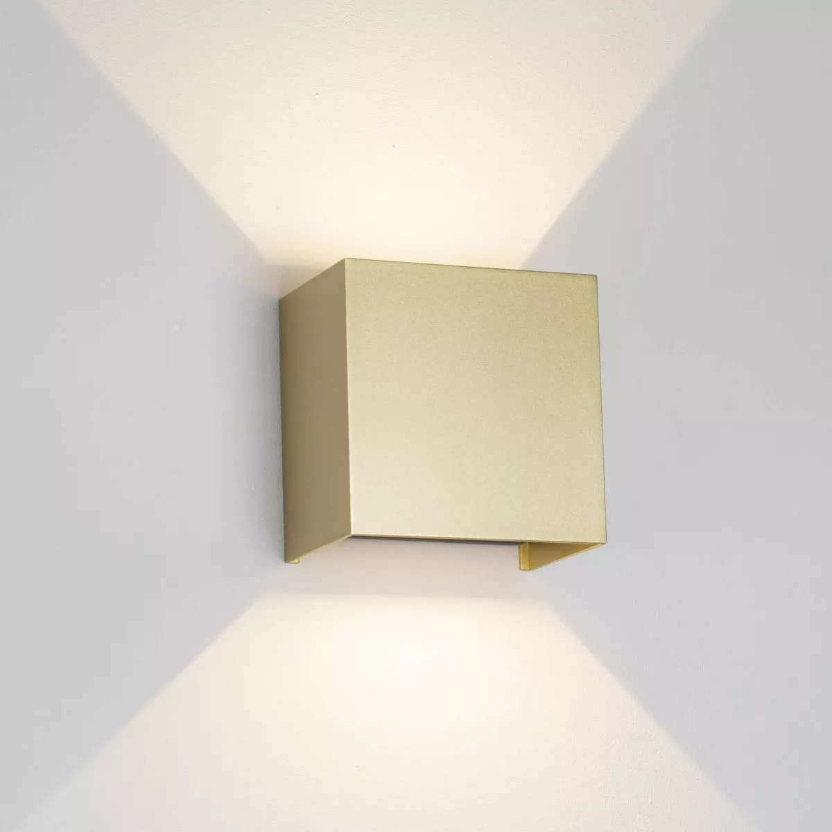 

Настенный светильник Mantra Davos 9225